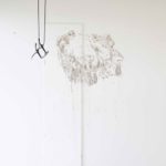 Anna-Sophie Berger avramides’ cat (mud) tekstil, leire (2016)